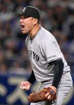 　５回、１死満塁のピンチを併殺で切り抜け、雄たけびを上げる巨人・田中将＝バンテリンドーム