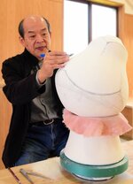 初の作品集を刊行した前田さん。中国から伝わった白磁を日本的な表現にしようと挑戦し続ける＝鳥取市河原町本鹿のやなせ窯