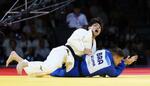 　男子６６キロ級決勝でブラジル選手（下）から技ありを奪う阿部一二三。金メダルを獲得した＝２８日、パリ（共同）