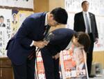 　比例復活もならず、支持者らに頭を下げる自民党の牧原秀樹法相（手前）＝２８日、さいたま市