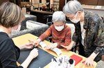ネイルケアに笑顔を見せる入居者ら＝４月下旬、鳥取市南吉方２丁目のシニアステージ南吉方