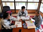町民（右）宅に出向き、ニーズを聞き取る推進室の職員＝５月２３日、江府町吉原