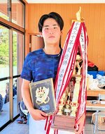 男子シングルスで優勝した寺坂遼央＝倉吉市営庭球場