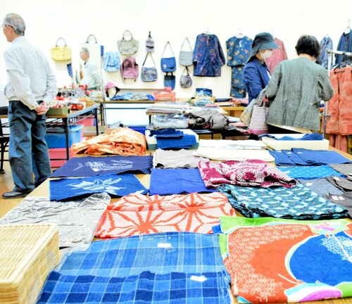 来場者らでにぎわう会場