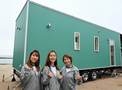 トレーラーハウスでハワイを感じられる空間をつくろうと意気込む中尾さん親子＝大山町御来屋