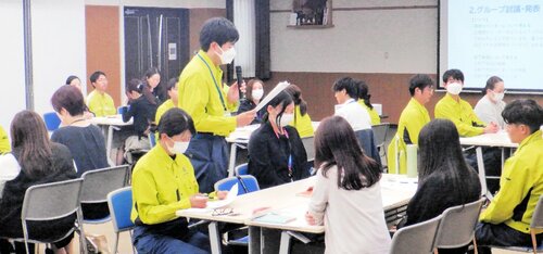 意見を発表する参加者