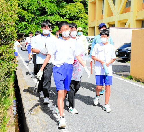 クリーンプロジェクトに出発する生徒ら