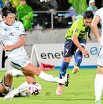 鳥取―ＦＣ大阪　ガイナーレは後半７分、松木（７）が左足で同点ゴールを決める＝Ａｘｉｓバードスタジアム