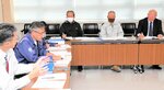 浸水対策について行政と意見交換をする住民ら（右）＝１日、鳥取市河原町渡一木の市河原町総合支所