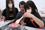  みりんを使ったイチゴジャム作りを体験する親子＝１日、鳥取市浜坂のアイエム電子鳥取砂丘こどもの国 