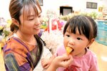 輝太郎柿に夢中でかぶりつく子ども