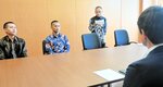 穴田副町長（手前右）と面会する３人のインドネシア人実習生＝２４日、香美町役場