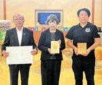 日南町有林Ｊ―クレジットの売買契約に調印した松田社長（中央）と中村町長（左）
