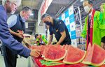 市場関係者に振る舞われた鳥取すいか＝５日、大阪市福島区の大阪市中央卸売市場本場