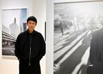　個展「カスババ　この世界を生きのびるために」で都市の風景を写した作品の前に立つ鷹野隆大さん