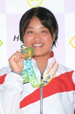 ２年連続で女子高飛び込みを制した佐々木音華＝１８日、宇都宮市の日環アリーナ栃木