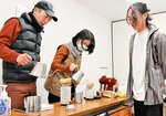 矢木さん（右）の指導を受けながらコーヒーを入れる参加者ら