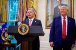 　２８日、ホワイトハウスで話す米国のウィットコフ中東担当特使（左）とトランプ大統領（ゲッティ＝共同）