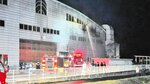 消火活動に当たる消防隊員ら＝１１日午後８時４９分、鳥取県米子市尾高
