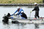 中海の湖底にブロックなどを設置する担当者＝９日、境港市夕日ケ丘１丁目