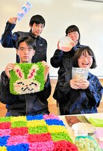 自分たちで作った商品をＰＲする生徒ら