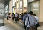 シンガポールの店舗に並ぶ人たち（八天堂提供）＝２０１７年ごろ