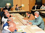最終処分場の施設整備概要などについて説明を聞く地元住民＝２８日、米子市陰田町の口陰田公民館