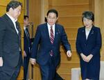 　１１日、閣議に臨む岸田首相（中央）＝首相官邸