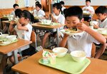 旬の地元食材を使った惑星コトウラ給食をほおばる児童たち