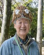 　セミの抜け殻を集めている堀内伸一郎さん＝２０２５年３月、埼玉県蕨市