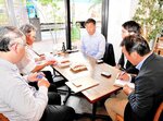 商談会で県内企業が生産した水産加工品について意見を交わす関係者