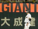 　４回、勝ち越し二塁打を放った巨人・坂本＝東京ドーム