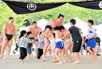 【一致団結】　力を合わせて佐渡ケ獄部屋の力士に挑む子どもたち