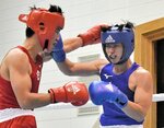 ボクシング少年男子ミドル級準決勝　第３ラウンドで右フックを入れる川端響喜（右）＝鹿児島県阿久根市の阿久根運動公園総合体育館