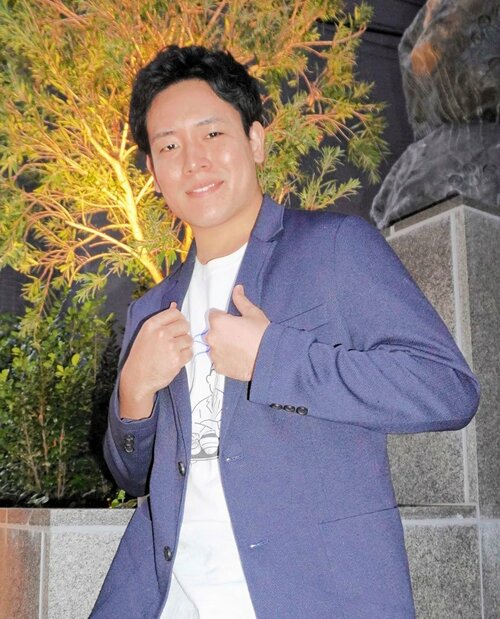 ポップディオと演歌の二刀流を目指す木村徹二＝大阪市中央区