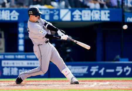 　６回巨人１死、岸田が左中間に本塁打を放つ＝横浜
