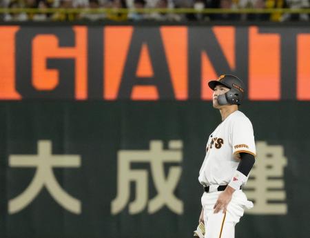　４回、勝ち越し二塁打を放った巨人・坂本＝東京ドーム