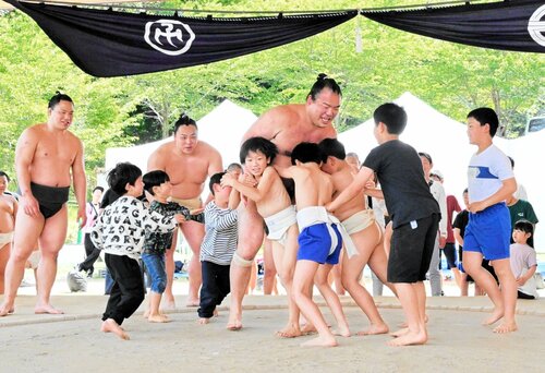 【一致団結】　力を合わせて佐渡ケ獄部屋の力士に挑む子どもたち