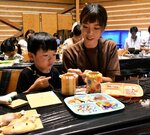 貝殻やビーズを使ってオリジナル作品を仕上げる参加者ら＝１７日、岩美町牧谷の渚交流館