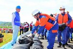 土のうを積み上げ水防工法を体験する参加者＝２８日、倉吉市東巌城町