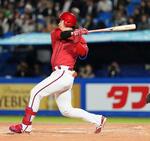 　９回広島１死、堂林が左越えに勝ち越しソロを放つ＝神宮