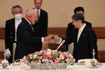 　宮中晩さん会で乾杯される天皇陛下とブラジルのルラ大統領＝２５日夜、宮殿・豊明殿（代表撮影）