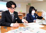 新聞記事を切り抜いてオリジナルスクラップ新聞作りに挑戦する新入職員ら＝２日、倉吉市昭和町１丁目の倉吉信用金庫