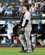 　２回、勝ち越しを許した巨人・山崎。捕手甲斐＝エスコンフィールド