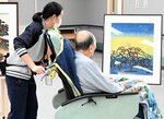 じっくりと作品鑑賞を楽しむ利用者と職員