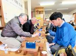 名人位を懸けて攻防戦を繰り広げる参加者＝１８日、倉吉市下田中町の中部囲碁会館