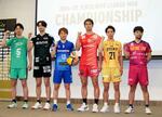 　バレーボールの大同生命ＳＶリーグでプレーオフに進出した男子各チームの代表選手＝１４日、東京都内