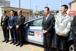　「自治体ライドシェア」の運転手が荷物を配達する実証実験の出発式に出席した石川県加賀市の宮元陸市長（右から２人目）ら＝２６日午前、加賀市