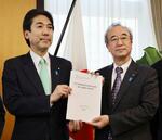 　城内科学技術相（左）に要望書を手渡す新潟県の花角英世知事＝７日午後、内閣府