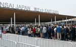 　大阪・関西万博の予行演習で、入場ゲート前にできた長蛇の列＝５日午後、大阪市此花区